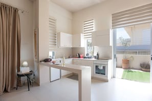 Kühlschrank, Ofen, Herdplatte, Wasserkocher mit Kaffee-/Teezubehör