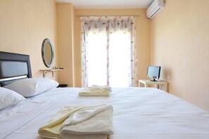 Iron/ironing board, WiFi, bed sheets - Marina Maisonette by RentalsPro (Kallithea)