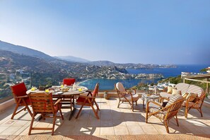 Outdoor dining - Sunny Dreams Villa with Pool, near Heraklion (Mades)