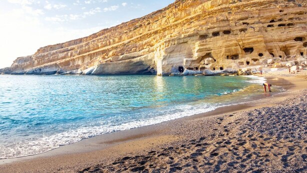 A coastal beach with layered cliffs and a clear blue sea. - Studio "Marina" in Sivas Traditional Village. (Sivas)