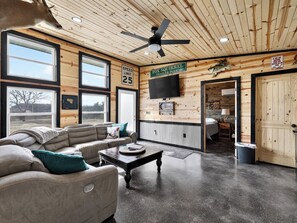 Living area - Cozy 2-bedroom cabin in Talihina - Close to Talimena Drive and Choctaw Capital (Talihina)