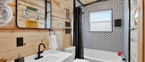 ヘアドライヤー、タオル、石鹸、トイレットペーパー