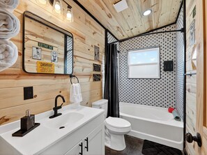 Bathroom - Cozy 2-bedroom cabin in Talihina - Close to Talimena Drive and Choctaw Capital (Talihina)