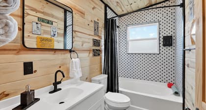 Cozy 2-bedroom cabin in Talihina - Close to Talimena Drive and Choctaw Capital