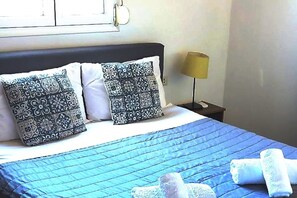 1 habitación, tabla de planchar con plancha y cuna de viaje 