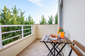 Outdoor dining - "Malena" Nature and Sea View House (Sidonia)