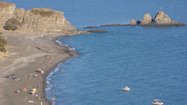 A coastal beach with boats, a rocky outcrop, and a clear sky. - "Malena" Nature and Sea View House (Sidonia)