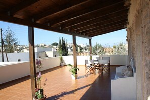 Outdoor dining - To Spiti tou Vafi - "Vafis House" (Sivas)