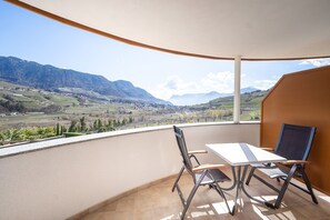 Outdoor dining - Room 'Passerblick Goldenen Zimmer 2' with Mountain View, Wi-Fi and Air Conditioning (Tirolo)