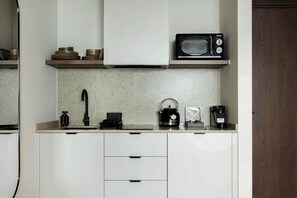 Fridge, microwave, coffee/tea maker, toaster - Junior Suite by MonCasa (Agios Nikolaos)