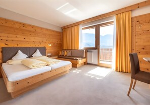 WiFi, bed sheets, wheelchair access - Room 'Passerblick Silber Zimmer 5' with Mountain View, Shared Pool and Wi-Fi (Tirolo)