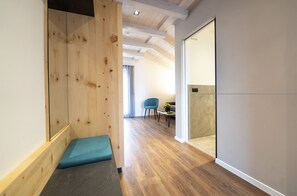 Interior - Room 'Passerblick Suite 2' with Mountain View, Wi-Fi and Air Conditioning (Tirolo)