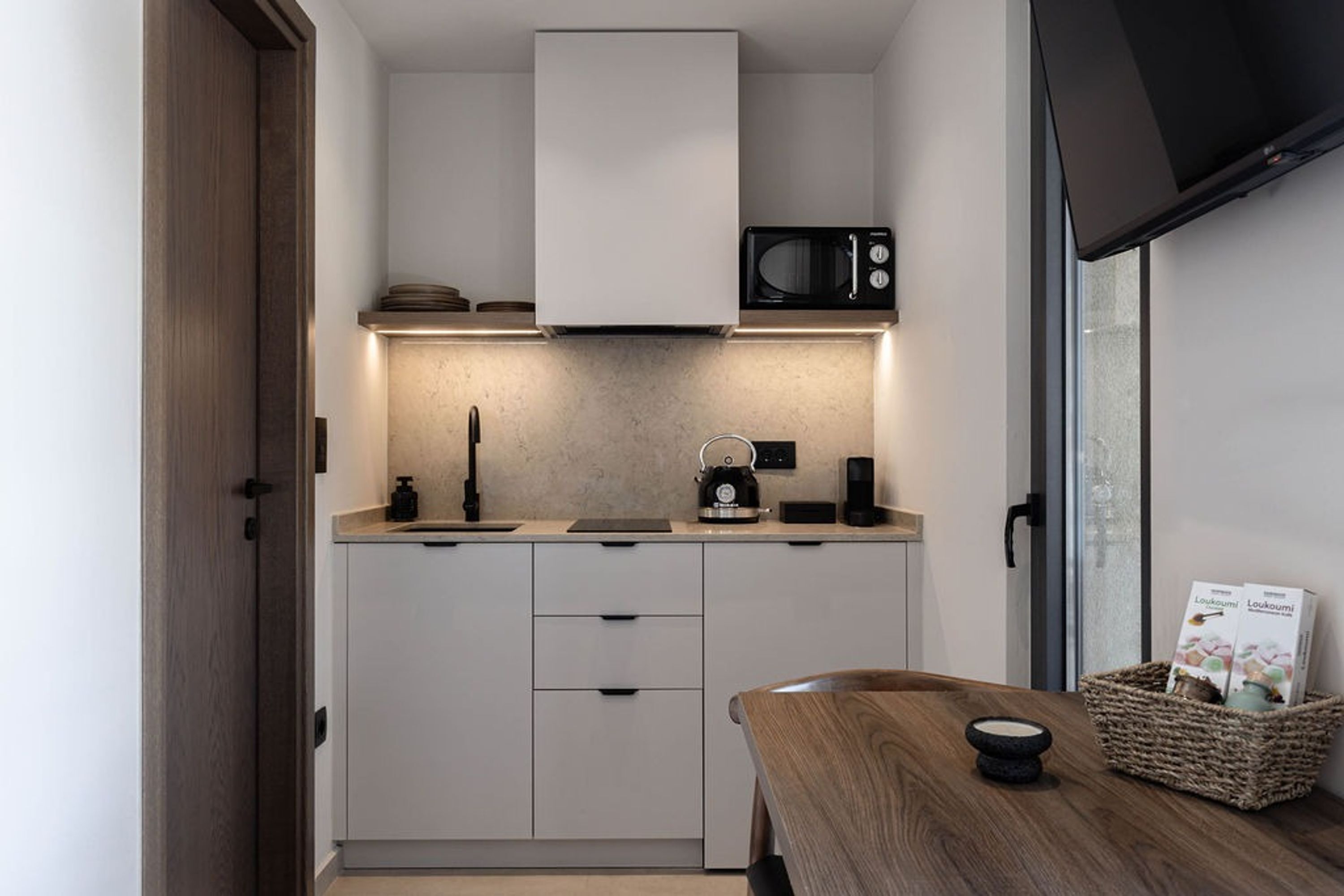 Coffee/tea maker, fridge, microwave, dishwasher