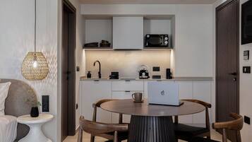 Kühlschrank, Mikrowelle, Wasserkocher mit Kaffee-/Teezubehör, Toaster