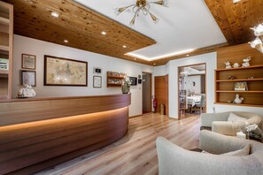 Lobby - Room 'Passerblick Suite 5' with Mountain View, Wi-Fi and Air Conditioning (Tirolo)
