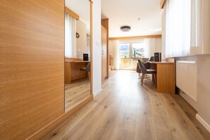 Interior - Room 'Passerblick Suite 5' with Mountain View, Wi-Fi and Air Conditioning (Tirolo)