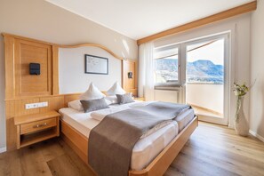 WiFi, bed sheets, wheelchair access - Room 'Passerblick Suite 5' with Mountain View, Wi-Fi and Air Conditioning (Tirolo)