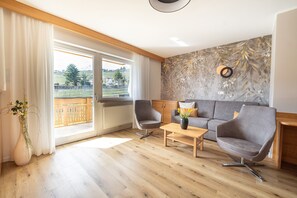 Living area - Room 'Passerblick Suite 5' with Mountain View, Wi-Fi and Air Conditioning (Tirolo)