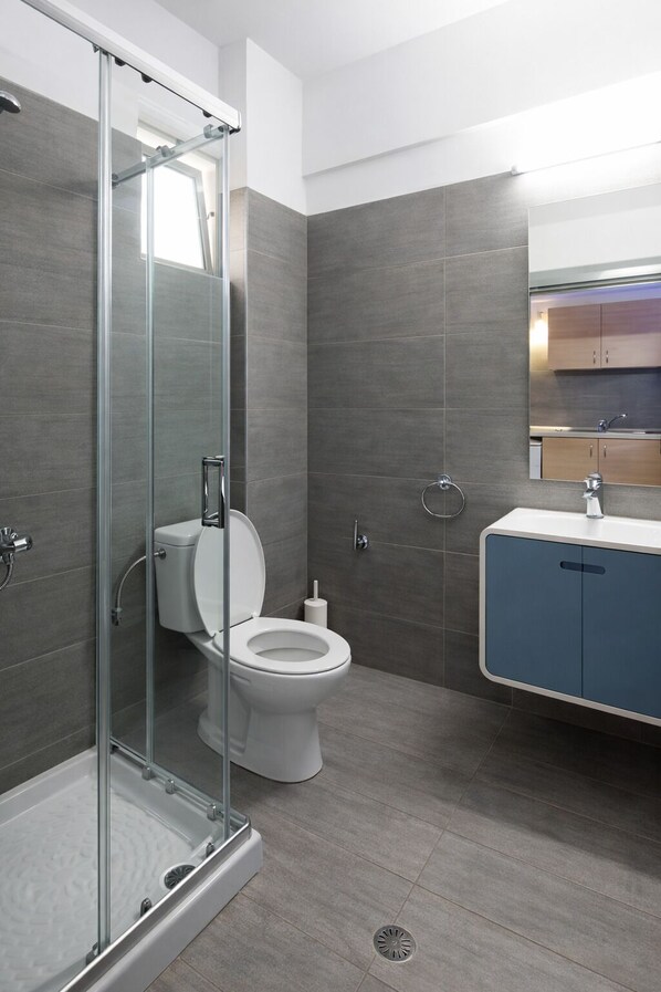 Studio Deluxe | Salle de bain | Douche, sèche-cheveux, serviettes fournies, papier toilette