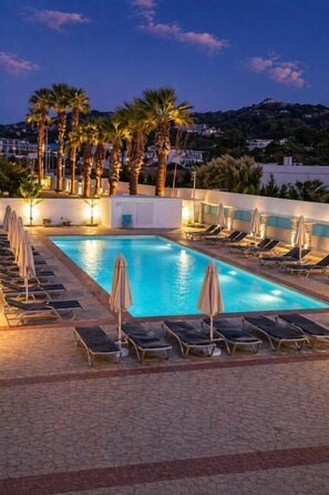 Una piscina al aire libre de temporada