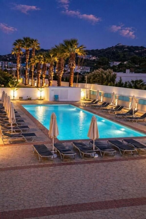 Piscine extérieure en saison