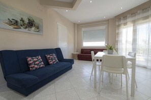 TV - Sabbia Seafront Apartment 2 by RentalsPro (Nea Moudania)
