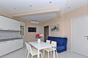 Dining - Sabbia Seafront Apartment 2 by RentalsPro (Nea Moudania)