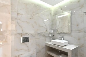 Hair dryer, towels - Sabbia Seafront Apartment 2 by RentalsPro (Nea Moudania)