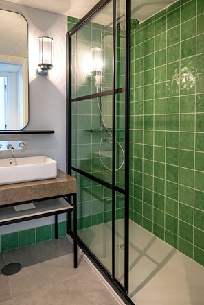 Douche, sèche-cheveux, serviettes fournies, papier toilette