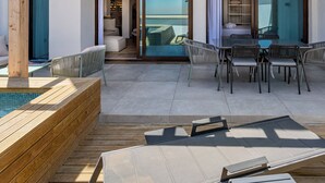 En modern uteplats med en träpergola, en pool och en matplats med stolar och bord.