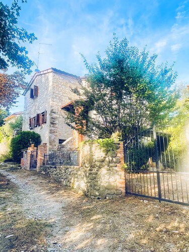 Hidden Tuscan Gem- surrounded by rolling hills. Charming villa, sleeps up to 6.
