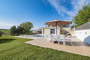 Outdoor dining - Villa Thea by RentalsPro (Nea Potidaia)