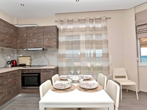 Fridge, oven, stovetop, coffee/tea maker - Sabbia Seafront Apartment 3 by RentalsPro (Nea Moudania)