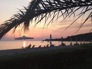 Una spiaggia nelle vicinanze