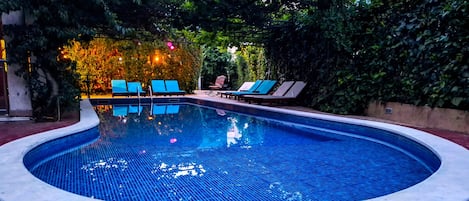 Seasonal outdoor pool, open 8:00 AM to 9:00 PM, pool loungers