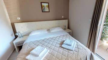 Classic Single Room, Balcony | Free cribs/infant beds, free WiFi, bed sheets