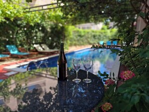 Seasonal outdoor pool, open 8:00 AM to 9:00 PM, sun loungers - VILA BOJANA (Budva)