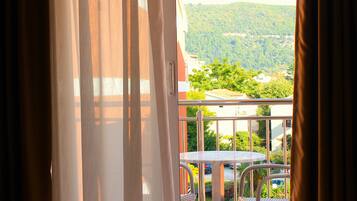 Superior Double or Twin Room | Free cribs/infant beds, free WiFi, bed sheets