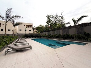 Pool - Cozy Airport Apartment | Fast WiFi, Pool,24/7 Security | 3 mins Drive To Airport (Accra)