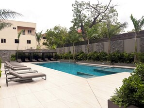 Pool - Cozy Airport Apartment | Fast WiFi, Pool,24/7 Security | 3 mins Drive To Airport (Accra)