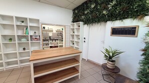 Refrigerador, microondas, placa de cocina, utensilios de cocina