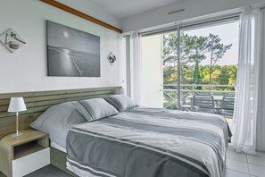 Iron/ironing board, WiFi, bed sheets, wheelchair access - In the Heart of Nature Between Ocean and Golf, Apartment for 4 Guests (Moliets-et-Maa)
