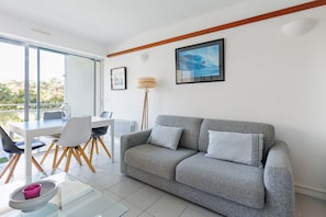 TV - In the Heart of Nature Between Forest and Ocean – Apartment for 4 Guests (Moliets-et-Maa)