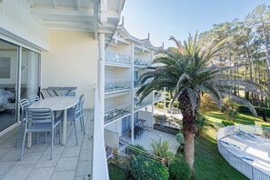 Outdoor dining - In the Heart of Nature Between Ocean and Golf, Apartment for 4 Guests (Moliets-et-Maa)
