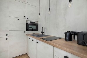 Fridge, microwave, oven, stovetop - Spacious Studio in Krakow | Close to Wawel Castle | A Place to Work (Kraków)