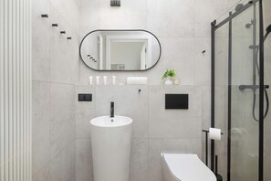 Douche, sèche-cheveux, serviettes fournies, shampoing