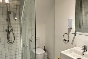 Een haardroger, handdoeken