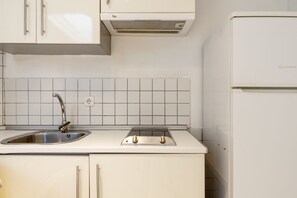 A kitchen with a sink, stove, and a refrigerator. - Casa San Vicente Olehousing 1 (Sevilla)