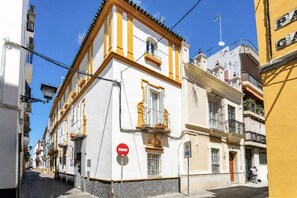 Eine schmale Straße mit traditioneller Architektur, einem Verbotsschild und einer Geschwindigkeitsbegrenzung.