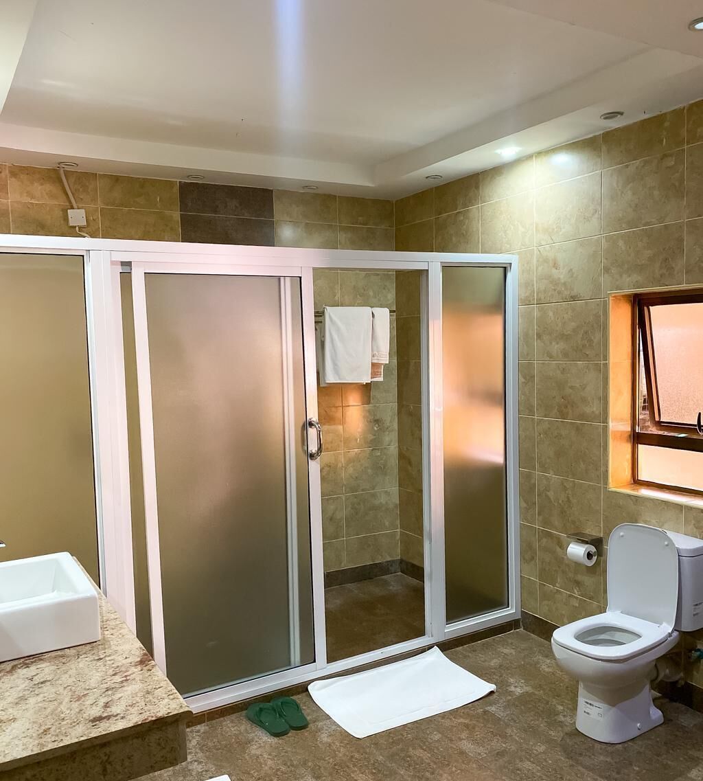 Deluxe-Doppelzimmer, Gartenblick | Badezimmer | Hausschuhe, Seife, Shampoo, Toilettenpapier